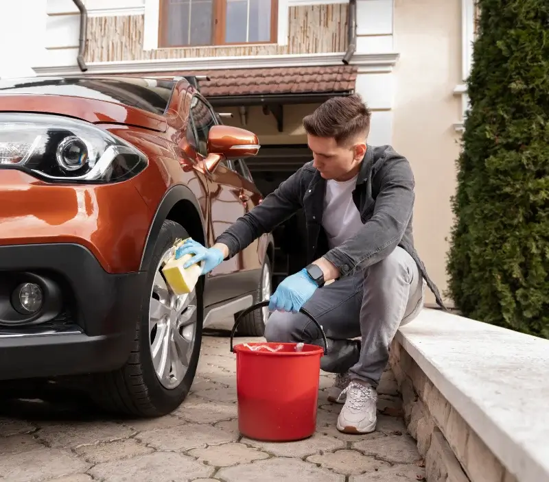 Lavage auto à domicile Rouvres : professionnel intervenant sur un véhicule